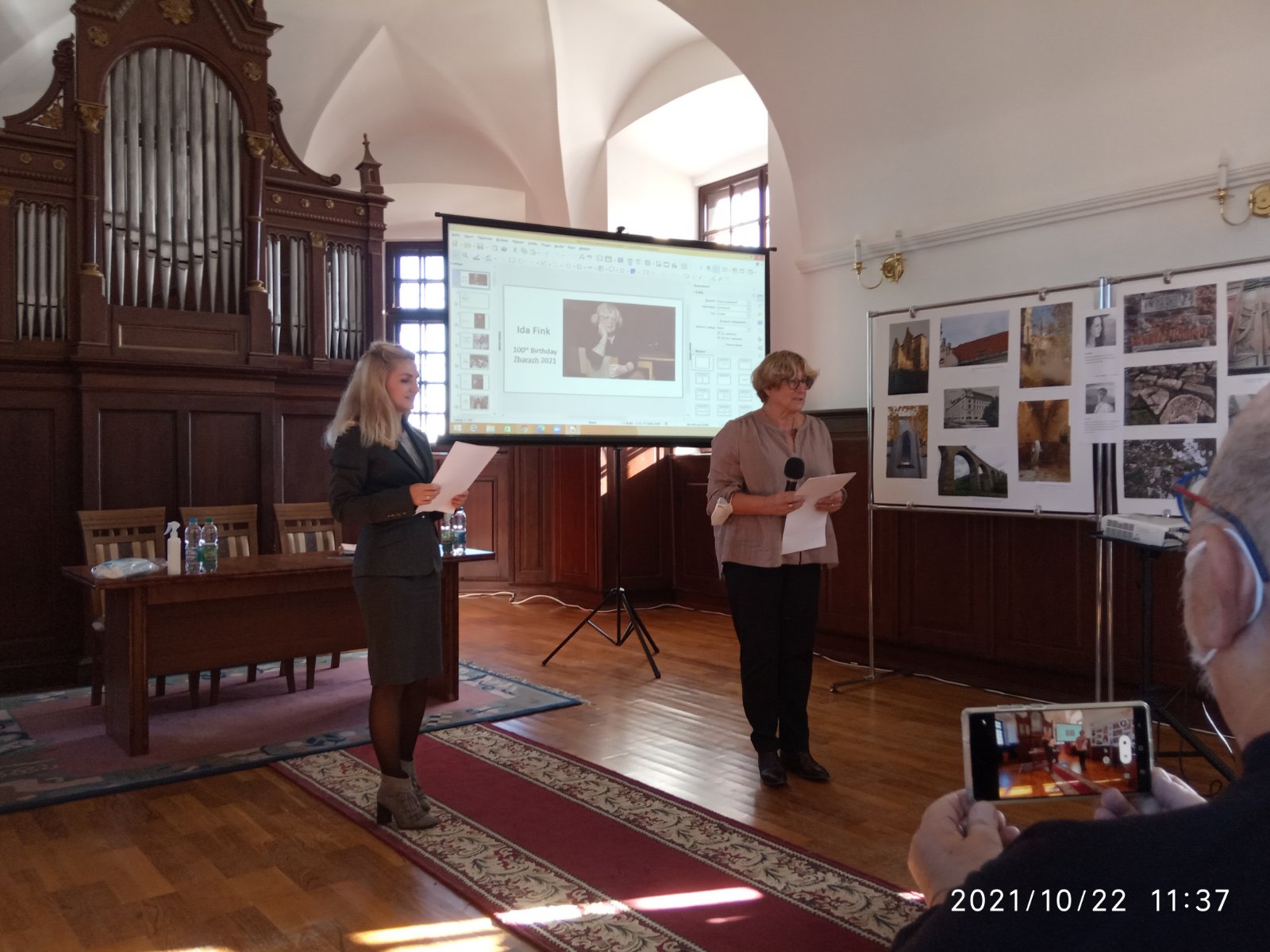 Наталія Гоца перекладає промову Міріам Наглєр